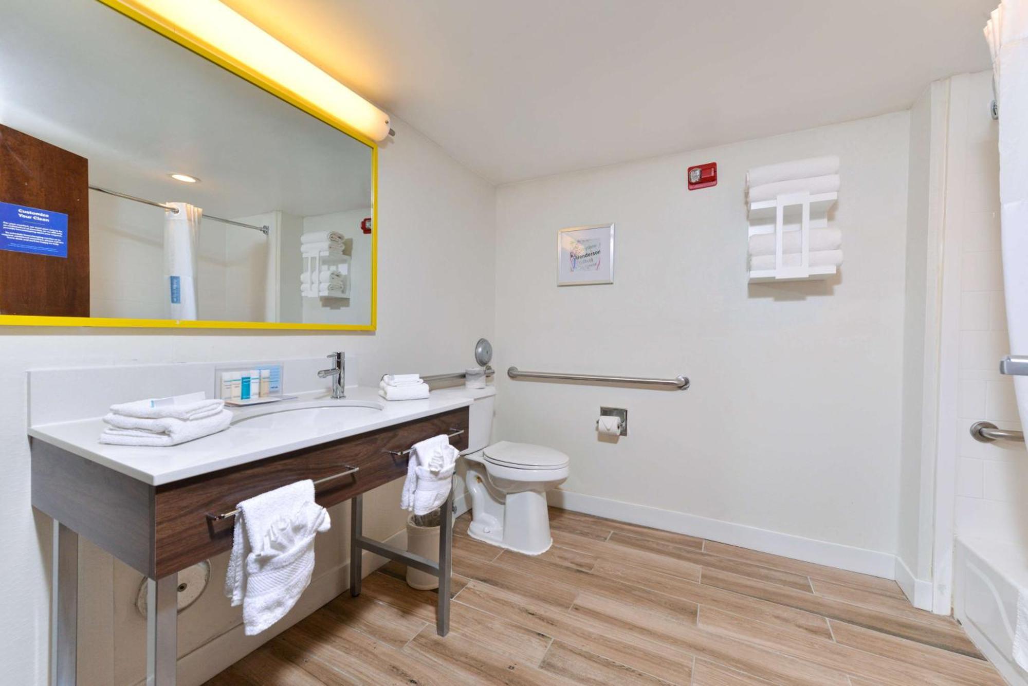 Hampton Inn Henderson Bagian luar foto